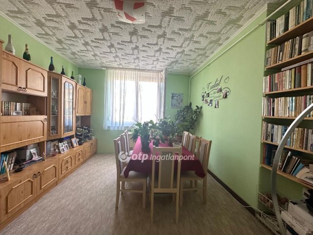 Eladó panellakás, Kalocsán 37.5 M Ft, 3 szobás