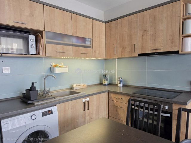 Eladó panellakás, Pécsett 59.9 M Ft, 4 szobás