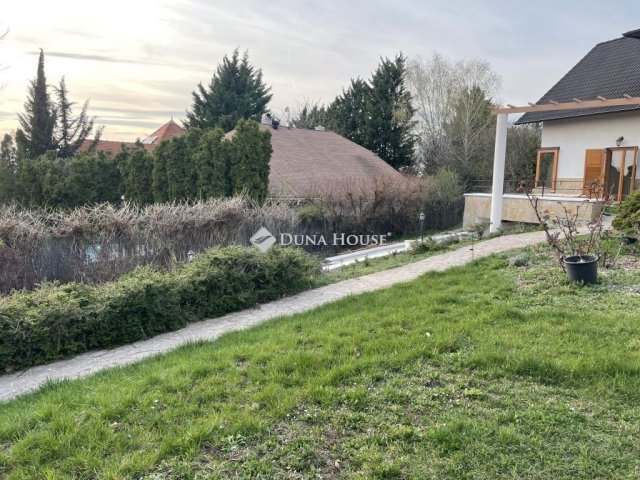 Eladó családi ház, Telkin 420 M Ft, 7 szobás