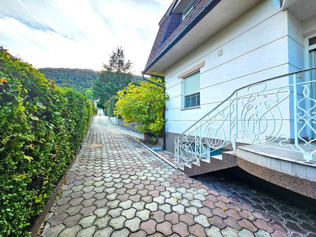 Eladó családi ház, Budapesten, III. kerületben 360 M Ft