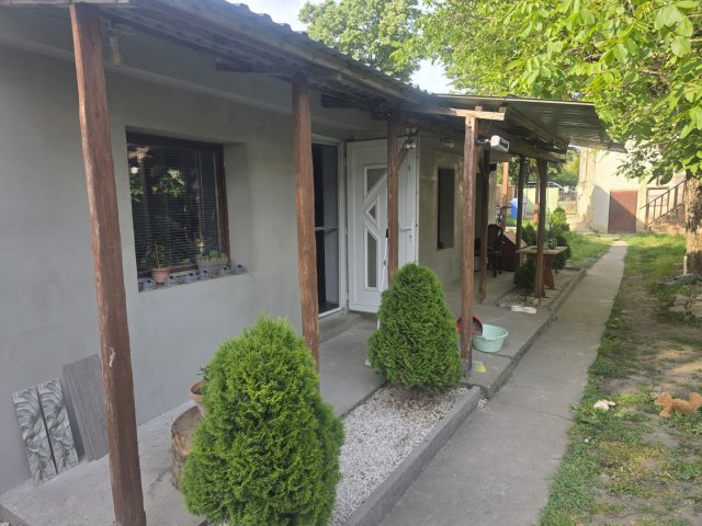 Eladó családi ház, Pécsett, Mohácsi úton 25 M Ft, 1 szobás