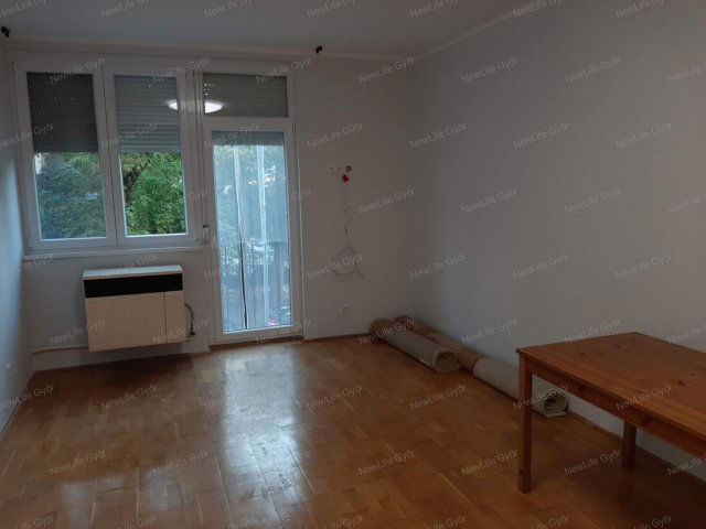 Eladó téglalakás, Győrött 45 M Ft, 1+2 szobás