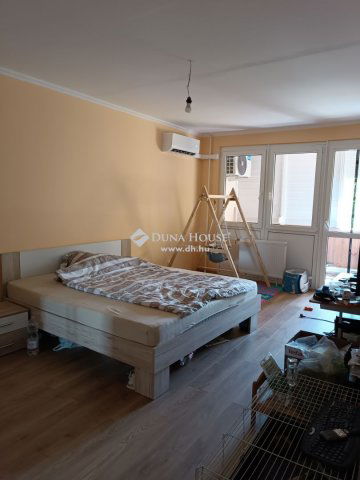 Eladó panellakás, Százhalombattán 68.4 M Ft, 3 szobás