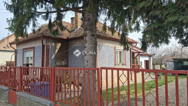 Eladó családi ház, Dombóváron, Kisfaludy Károly utcában