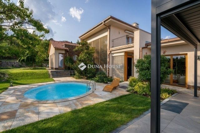 Eladó családi ház, Pécsett 460 M Ft, 8 szobás