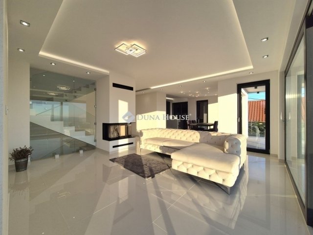 Eladó családi ház, Szentendrén 299.9 M Ft, 5 szobás