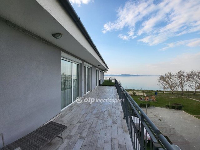 Eladó téglalakás, Siófokon 160 M Ft, 3 szobás