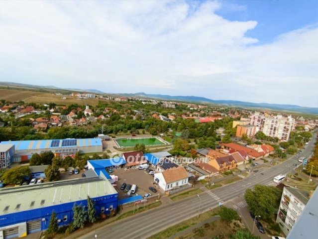 Eladó téglalakás, Gyöngyösön 42 M Ft, 2+2 szobás