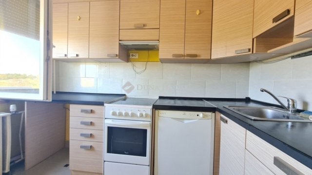 Eladó panellakás, Pécsett 41 M Ft, 3 szobás