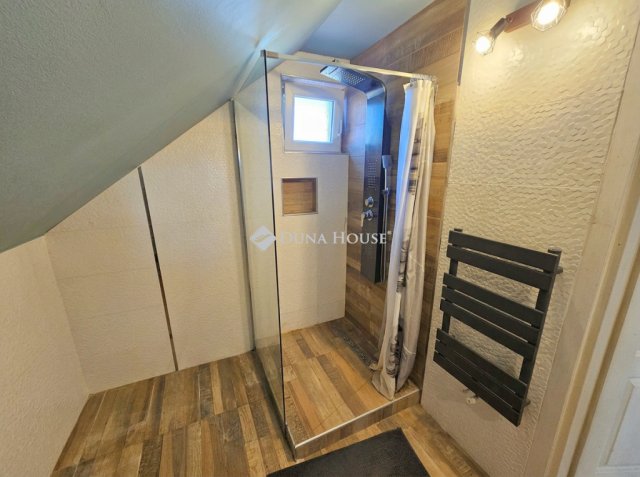 Eladó családi ház, Vecsésen 134.9 M Ft, 5 szobás