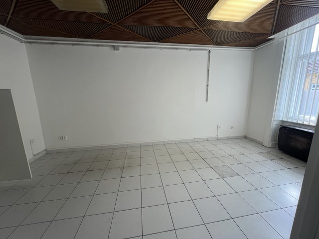 Kiadó üzlethelyiség, Debrecenben 300 E Ft / hó