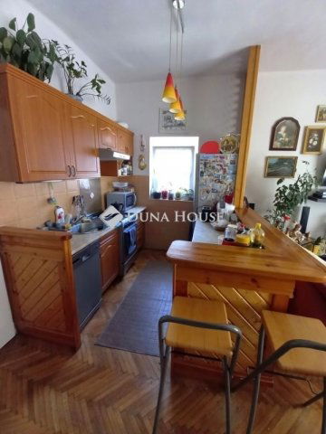 Eladó téglalakás, Veszprémben 99.9 M Ft, 3 szobás