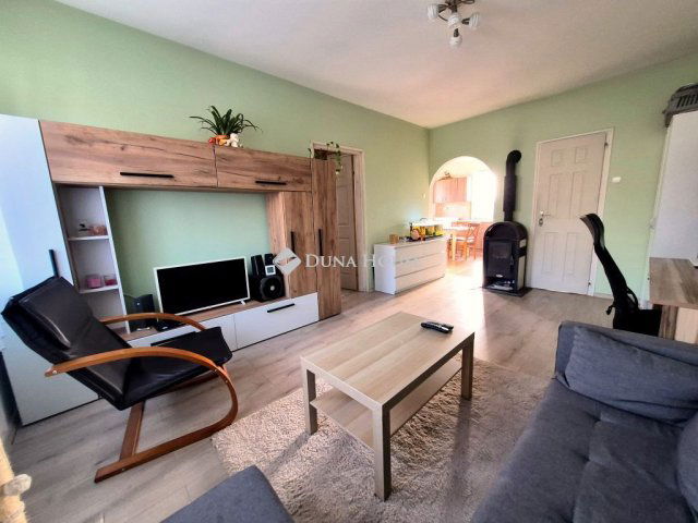 Eladó családi ház, Baracskán 65 M Ft, 2 szobás