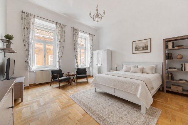 Eladó téglalakás, Budapesten, VI. kerületben, Nagymező utcában