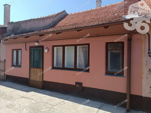 Eladó családi ház, Kiskunfélegyházán 24.5 M Ft, 2 szobás