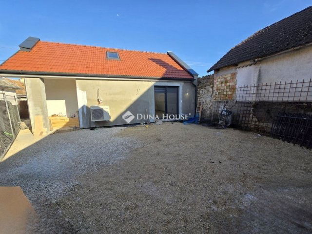 Eladó családi ház, Veszprémben 85 M Ft, 2 szobás