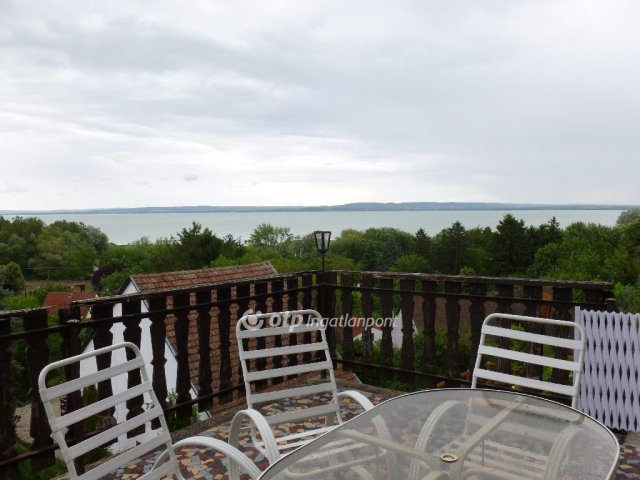 Eladó családi ház, Ábrahámhegyen 185 M Ft, 1+2 szobás