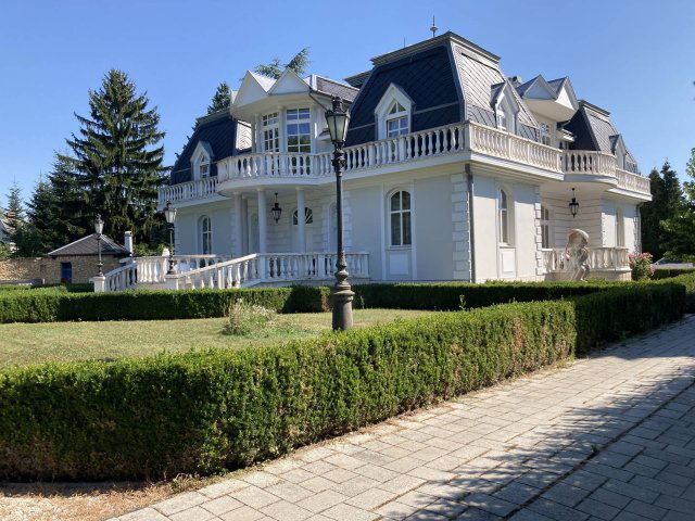 Eladó családi ház, Szombathelyen 750 M Ft, 9+5 szobás