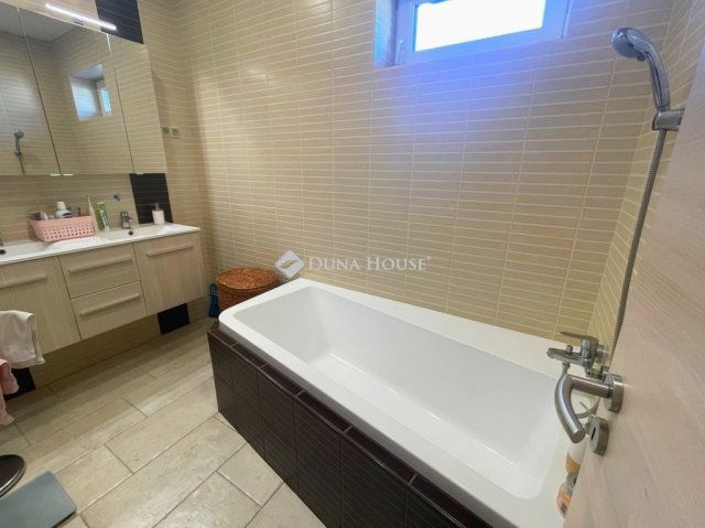 Eladó családi ház, Szombathelyen 135 M Ft, 6 szobás