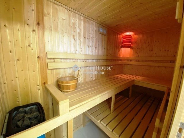 Eladó családi ház, Gödön 320 M Ft, 7 szobás