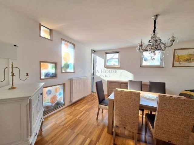 Eladó családi ház, Pécsett 129.9 M Ft, 4 szobás