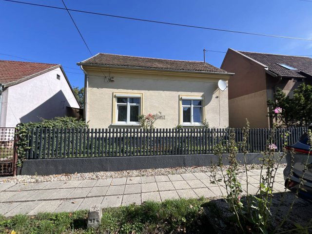 Eladó családi ház, Székesfehérvárott, Kisteleki utcában