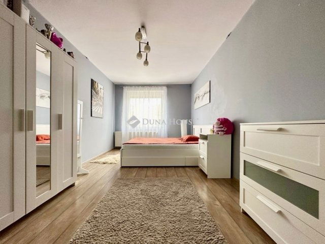 Eladó családi ház, Pécsett 280 M Ft, 9 szobás