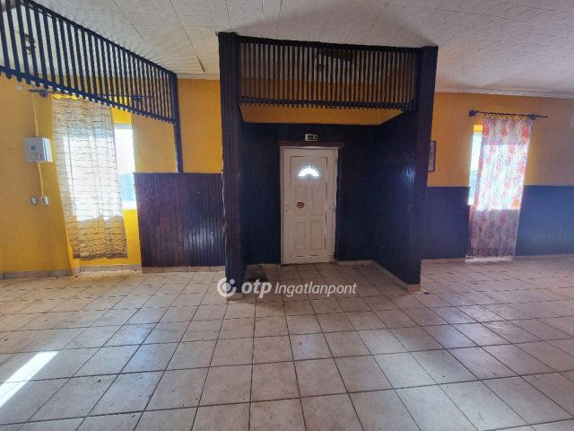 Eladó családi ház, Egyházaskeszőn 16.5 M Ft, 4+2 szobás