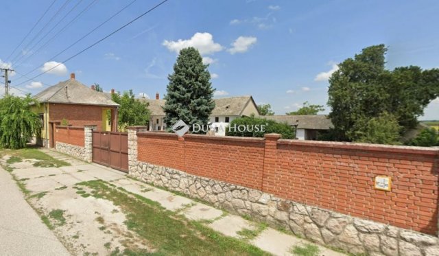 Eladó családi ház, Decsen 69.9 M Ft, 5 szobás