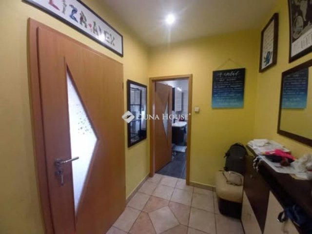 Eladó családi ház, Vecsésen 198.9 M Ft, 6 szobás