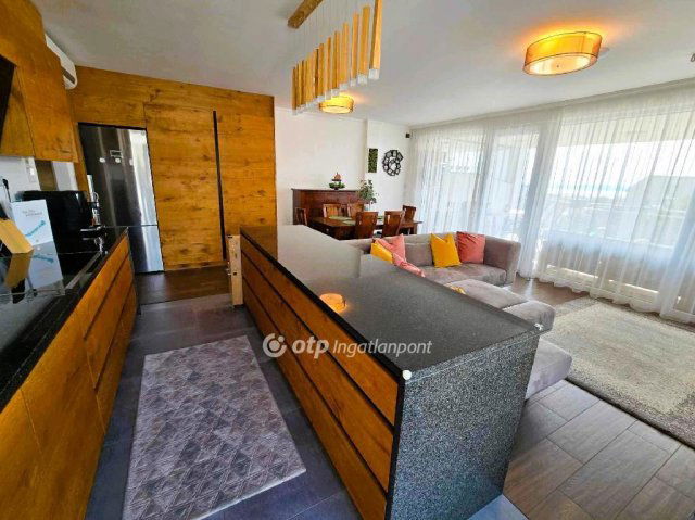 Eladó téglalakás, Balatonfüreden 170 M Ft, 3 szobás