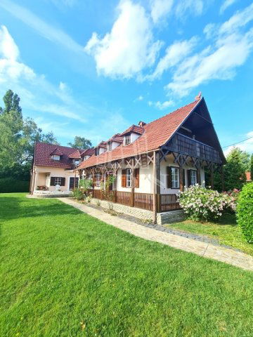 Eladó családi ház, Balatonmáriafürdőn 110.754 M Ft, 8 szobás