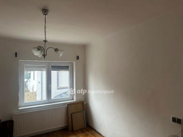Eladó családi ház, Pécsett 60 M Ft, 3 szobás