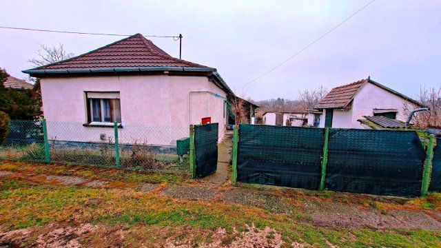 Eladó családi ház, Baracskán 49.9 M Ft, 2 szobás