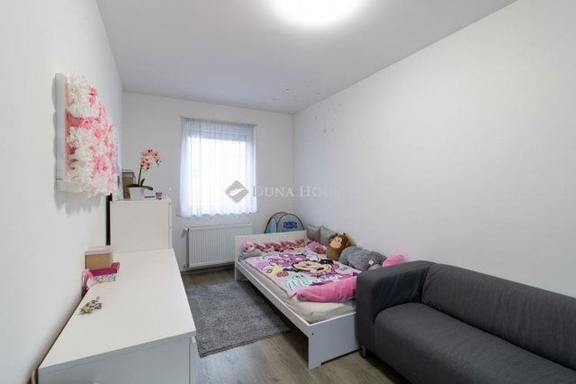 Eladó téglalakás, Vecsésen 119.9 M Ft, 5 szobás