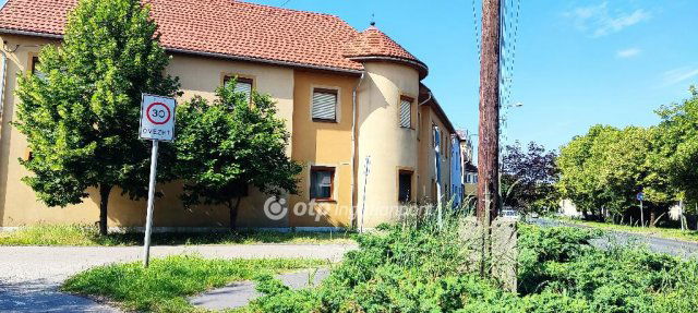 Eladó családi ház, Szegeden 299 M Ft, 10 szobás