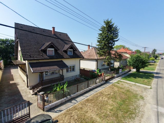Eladó családi ház, Harkányban 69 M Ft, 10 szobás