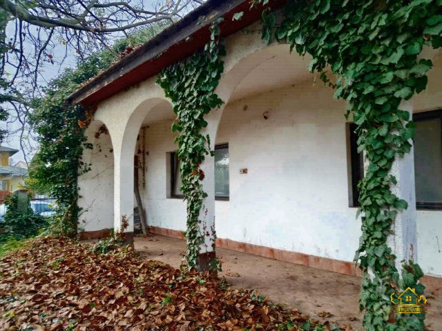 Eladó családi ház, Szigetszentmiklóson 49.9 M Ft, 2 szobás