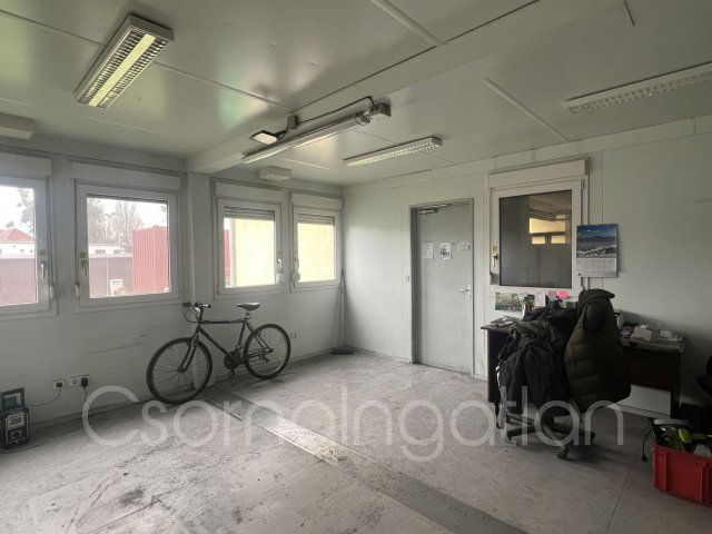 Kiadó ipari ingatlan, Csornán 240 E Ft / hó