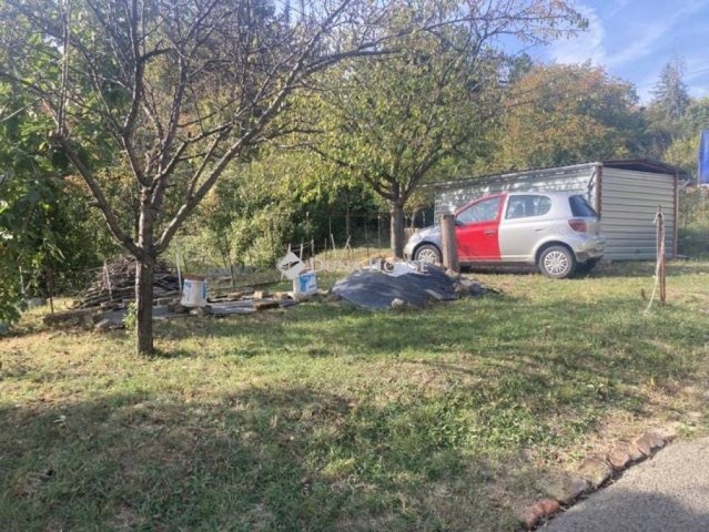 Eladó garázs, Pécsett, Nagydeindoli utcában 1 M Ft