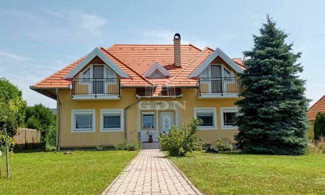 Eladó családi ház, Cserszegtomajon 159.9 M Ft, 6 szobás