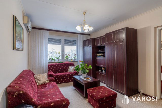 Eladó panellakás, Szegeden 69.9 M Ft, 4 szobás