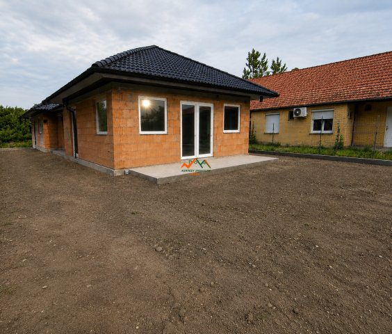 Eladó ikerház, Kiskunlacházán 52.9 M Ft, 3 szobás