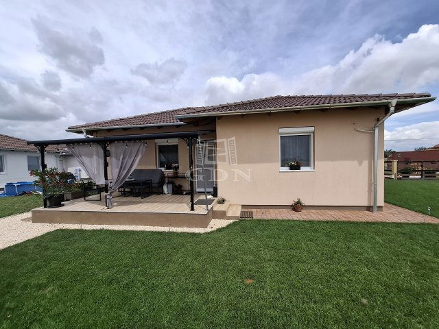 Eladó ikerház, Kiskunlacházán 66.9 M Ft, 4 szobás