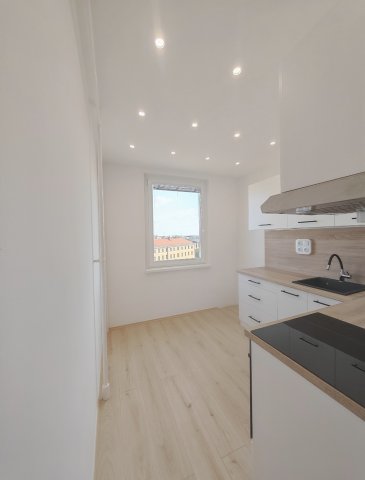 Eladó panellakás, Debrecenben 69.9 M Ft, 3 szobás