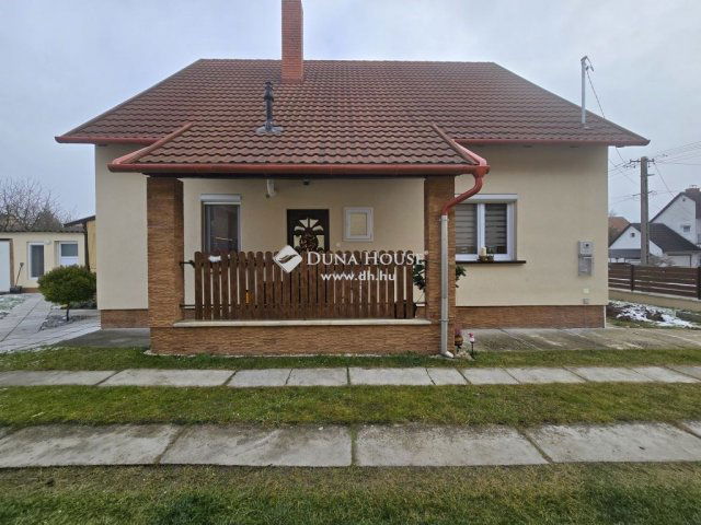 Eladó családi ház, Ajkán 85.9 M Ft, 6 szobás