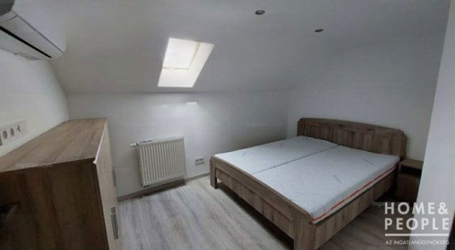 Eladó téglalakás, Szegeden 95 M Ft, 4 szobás