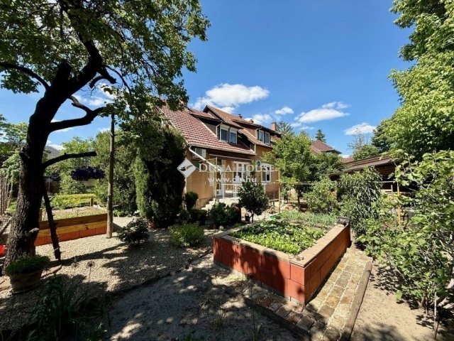 Eladó családi ház, Kecskeméten 149.9 M Ft, 9 szobás