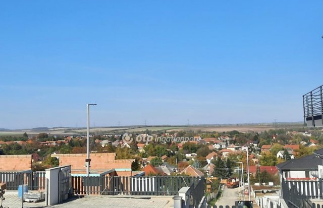 Eladó téglalakás, Mendén 89.9 M Ft, 4 szobás