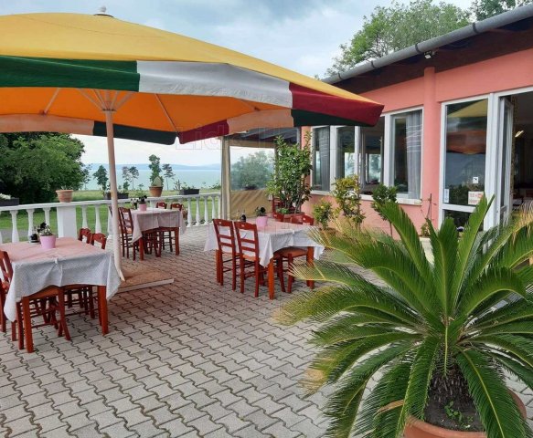 Eladó üzlethelyiség, Balatonföldváron 160 M Ft, 1 szobás